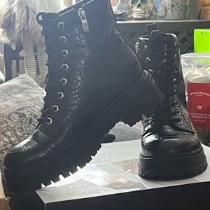 nine west combat boot